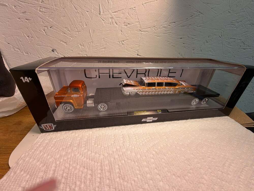 M2 Machines Auto Haulers 1958 Chevrolet LCF & 1958 Chevrolet Impala R74